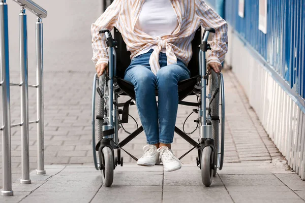 Jeune Femme Fauteuil Roulant Extérieur — Photo