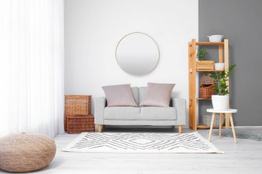 Hasır sepetli modern odanın içi