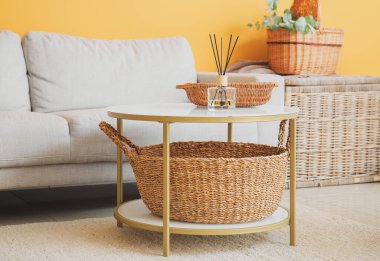 Hasır sepetli modern odanın içi