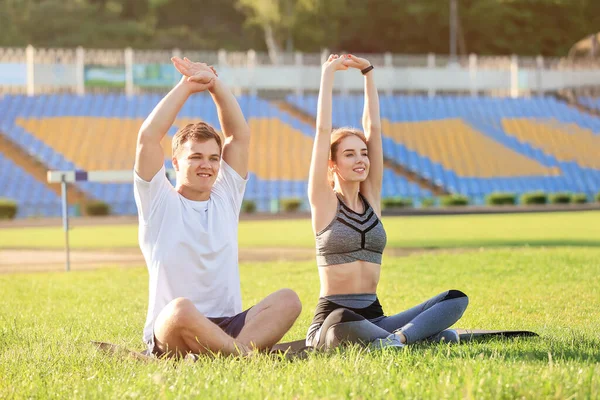 Sporty Young Couple Training Stadium — Stock Photo, Image