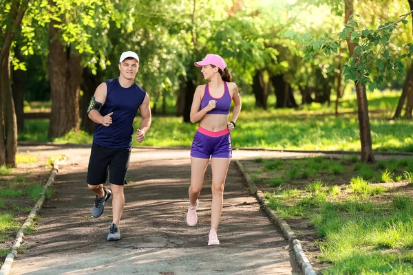 Deportiva Joven Pareja Corriendo Parque — Foto de Stock