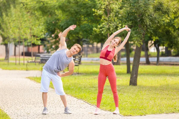 Deportiva Joven Pareja Entrenando Parque — Foto de Stock