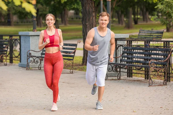 Sportief Jong Stel Loopt Het Park — Stockfoto