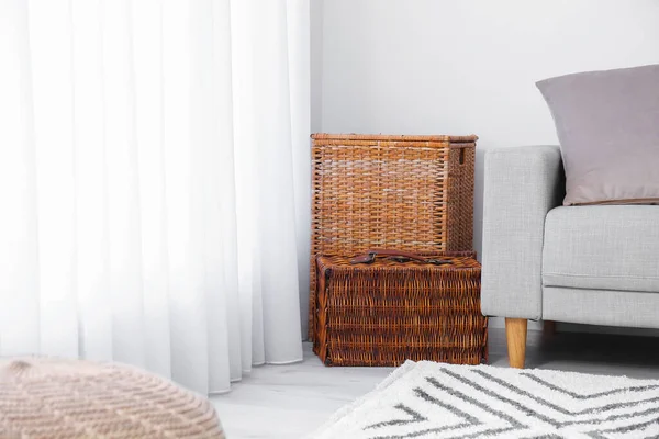 Hasır sepetli modern odanın içi