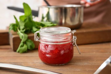 Masadaki kavanozda tatlı çilek reçeli