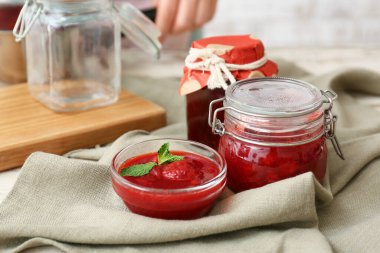 Masada tatlı çilek reçeli