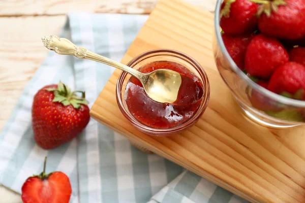 Süße Erdbeermarmelade Auf Dem Tisch — Stockfoto