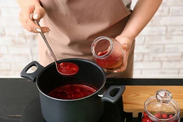 Kadın Mutfakta Tatlı Çilek Reçeli Yapıyor — Stok fotoğraf
