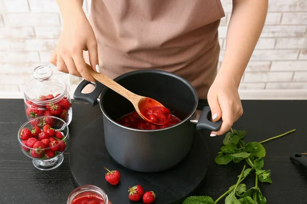 Femme Faisant Confiture Fraises Sucrée Dans Cuisine — Photo