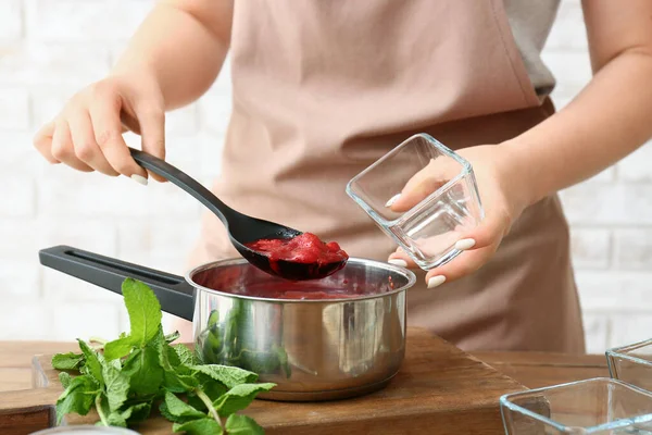 Femme Faisant Confiture Fraises Sucrée Dans Cuisine — Photo