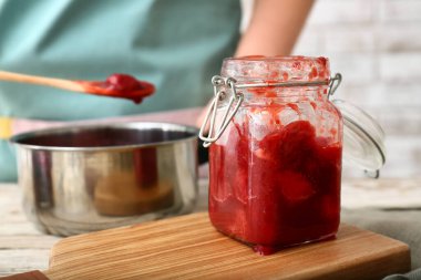 Masada tatlı çilek reçeli