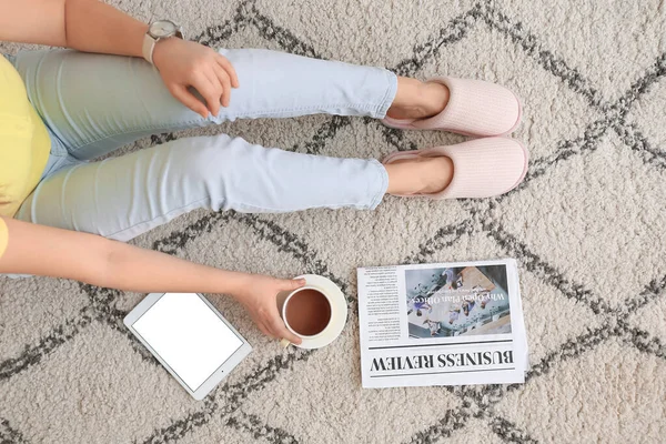 Mujer Joven Zapatillas Suaves Bebiendo Casa — Foto de Stock