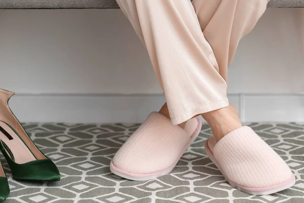 Mujer Joven Zapatillas Suaves Casa Después Jornada Laboral —  Fotos de Stock