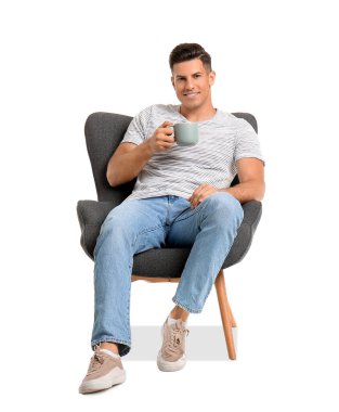 Kahveli genç adam beyaz arka planda koltukta dinleniyor.