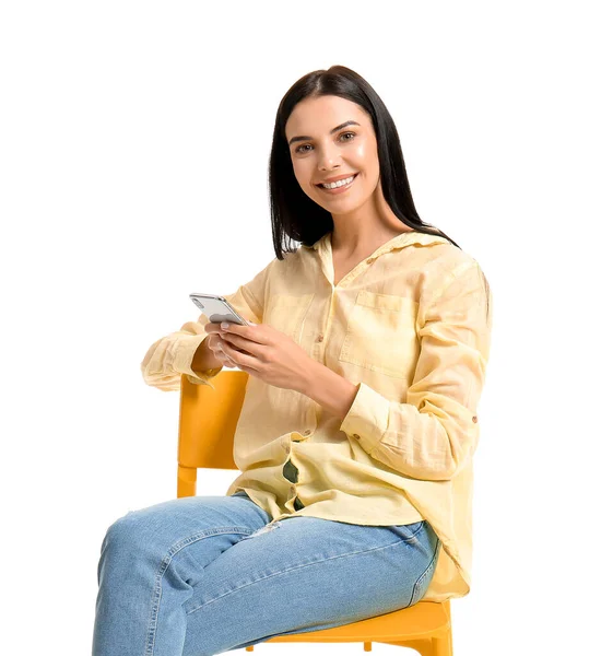 Junge Frau Mit Handy Entspannt Auf Stuhl Vor Weißem Hintergrund — Stockfoto