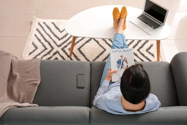 Mujer Joven Relajándose Sofá Casa — Foto de Stock