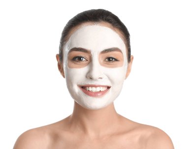 Yüzünde beyaz arka planda maske olan güzel genç bir kadın.