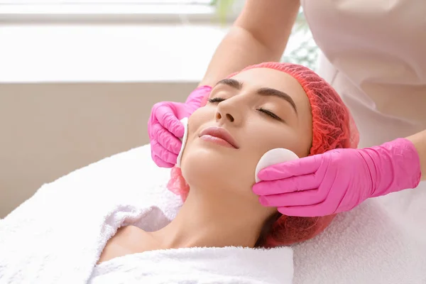 Mujer Joven Tratamiento Salón Belleza — Foto de Stock