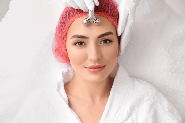 Young Woman Undergoing Treatment Beauty Salon — Stock Photo, Image