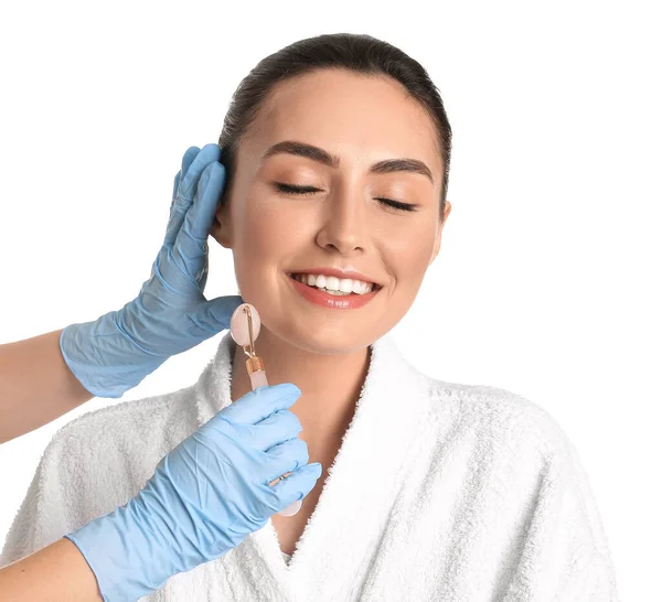 Mujer Joven Recibiendo Masaje Facial Sobre Fondo Blanco — Foto de Stock