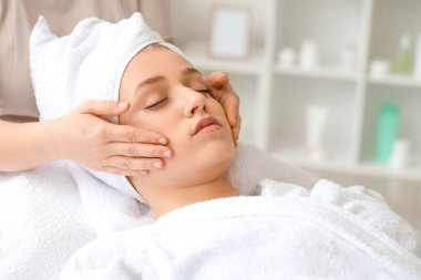 Güzellik salonunda tedavi gören genç bir kadın