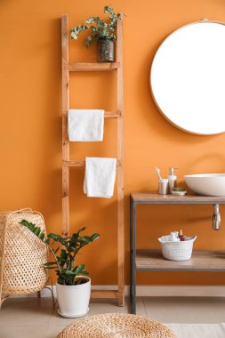 Modern banyo ve temiz havlular.