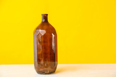 Masadaki güzel vazo renk arkaplanına karşı