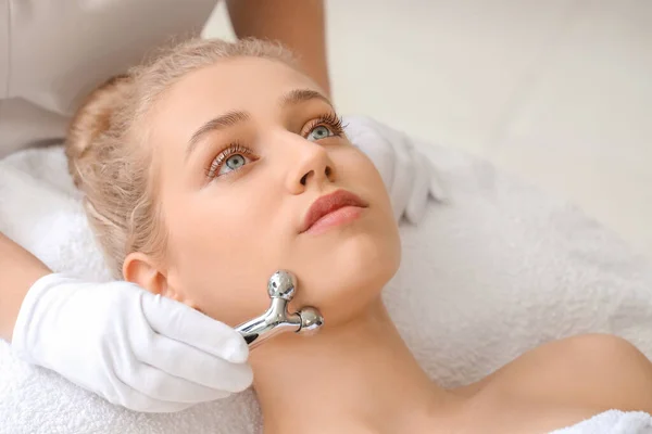 Young Woman Undergoing Treatment Beauty Salon — Stock Photo, Image