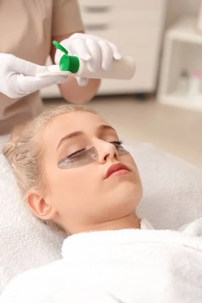 Young Woman Undergoing Treatment Beauty Salon — Stock Photo, Image