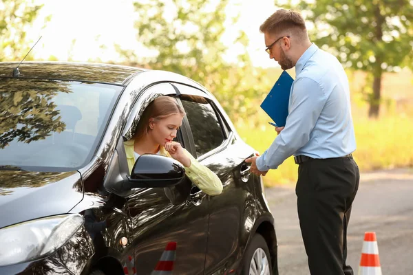 Instructeur Belast Met Rijbewijsproef — Stockfoto