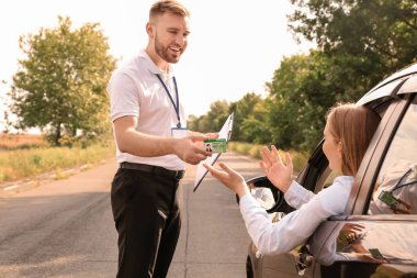 Kadın sınavı geçtikten sonra ehliyet alıyor