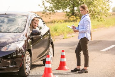 Sürücü ehliyet sınavı yapan eğitmen