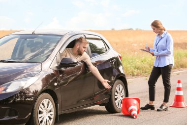 Sürücü ehliyet sınavı yapan eğitmen