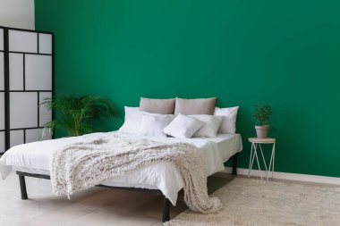 Modern şık yatak odasının içi.