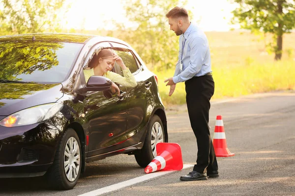 Instructeur Belast Met Rijbewijsproef — Stockfoto