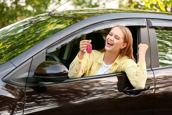 Szczęśliwa Młoda Kobieta Kluczem Siedzi Nowym Samochodzie — Zdjęcie stockowe