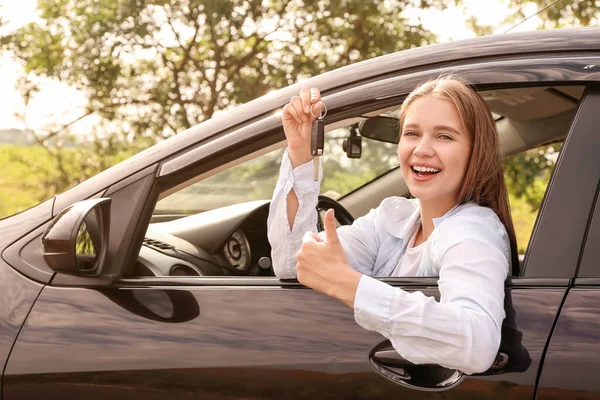 Щаслива Молода Жінка Ключем Сидить Новій Машині — стокове фото