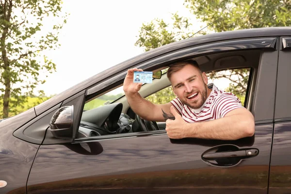 Felice Giovane Dopo Aver Superato Con Successo Test Patente Guida — Foto Stock