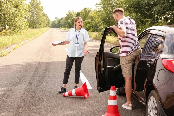 Instruktör Som Utför Körkortsprov — Stockfoto