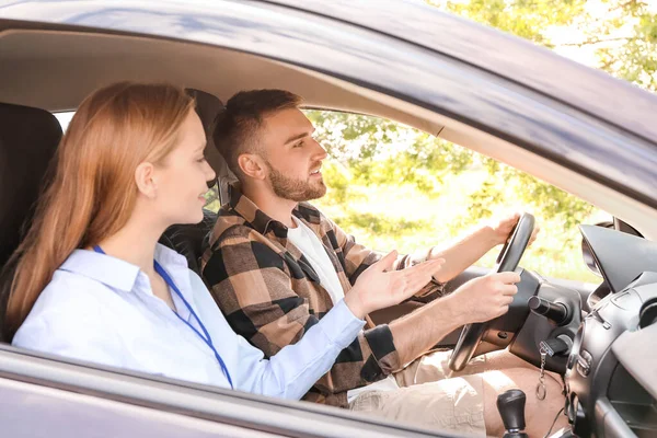 Instructeur Belast Met Rijbewijsproef — Stockfoto