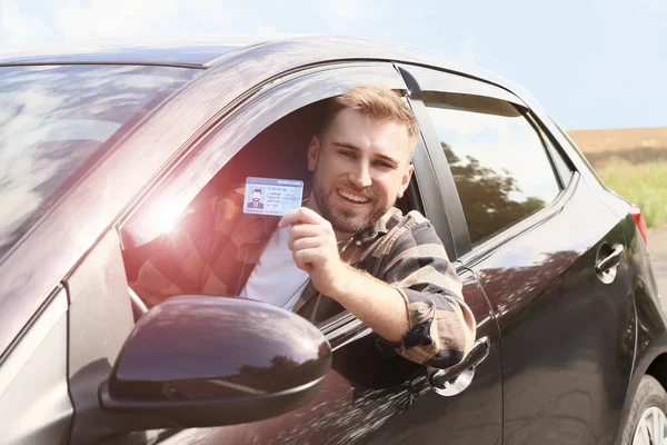 Felice Giovane Dopo Aver Superato Con Successo Test Patente Guida — Foto Stock