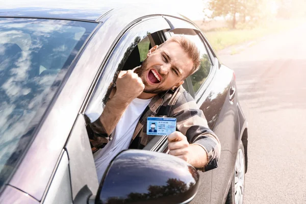 Felice Giovane Dopo Aver Superato Con Successo Test Patente Guida — Foto Stock