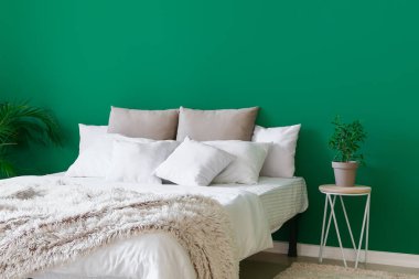 Modern şık yatak odasının içi.