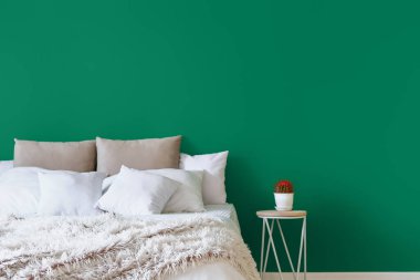 Modern şık yatak odasının içi.