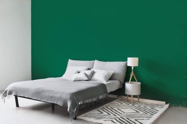 Modern şık yatak odasının içi.