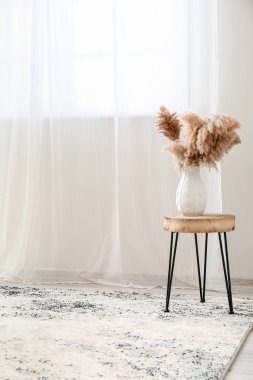 Yumuşak halısı olan modern bir oda.