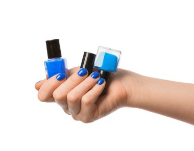 Beyaz arka planda tırnak cilası olan el.