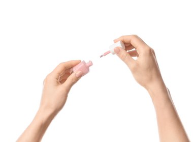 Beyaz arka planda ojeli eller