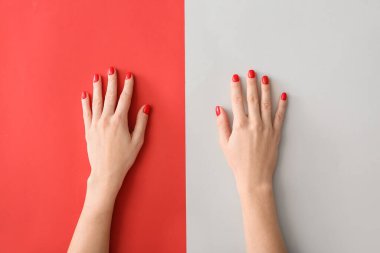 Renkli arka planda güzel manikürlü eller