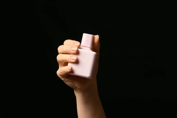 Mano Con Hermosa Manicura Con Perfume Sobre Fondo Oscuro — Foto de Stock